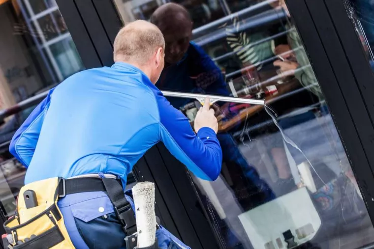 Professionnel pour nettoyer des vitres dans un appartement au troisième étage, Béziers, Sud Béziers Nettoyage